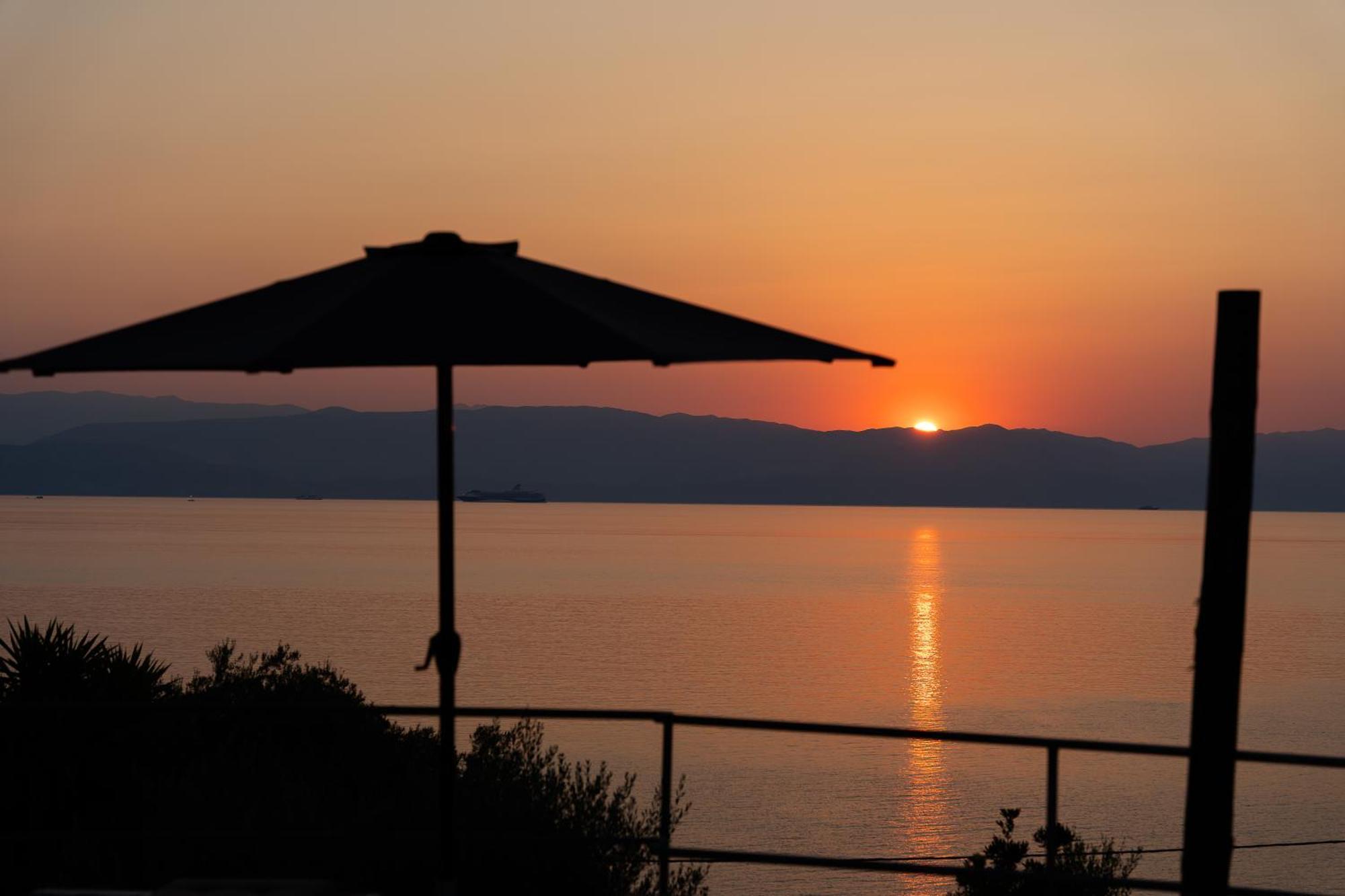 Antares Boutique Guesthouse Perama  Bagian luar foto